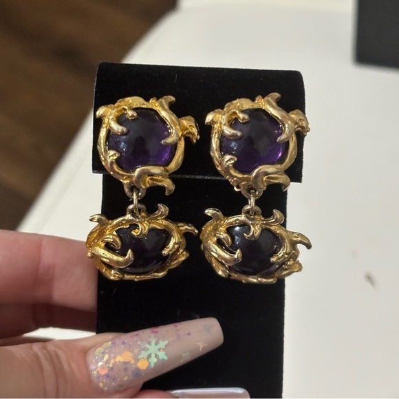 Vintage unsigned Ciner purple glass cabochon with its gold metal clipon earrings - Picture 3 of 7